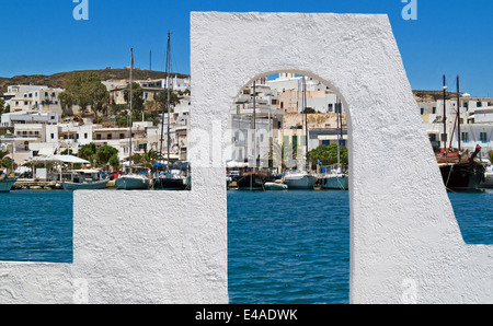 Vue panoramique du village d'Adamas sur l'île de Milos, Grèce Banque D'Images