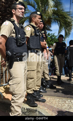 Belo Horizonte, Brésil. 07Th Juillet, 2014. Des policiers montent la garde devant l'hôtel de l'équipe de l'équipe nationale de football allemande avant leur arrivée à Belo Horizonte, Brésil, 07 juillet 2014. L'Allemagne devra faire face le Brésil dans la Coupe du Monde de football match de demi-finale à Rio de Janeiro le 08 juillet 2014. La Coupe du Monde de la Fifa 2014 a lieu au Brésil du 12 juin au 13 juillet 2014. Photo : Andreas Gebert/dpa/Alamy Live News Banque D'Images