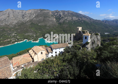 Le clocher de l'Castillo de San José, Guadalest, village medival Sierrade montagnes Aitana, Costa Blanca, Espagne, Europe Banque D'Images