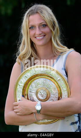 Prague, République tchèque. 7 juillet, 2014. La République tchèque Petra Kvitova pose fièrement avec son deuxième Trophée du simple dames de Wimbledon à Prague, en République tchèque, le 7 juillet 2014. Photo : CTK/Alamy Live News Banque D'Images