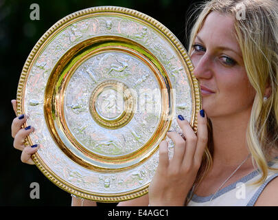 Prague, République tchèque. 7 juillet, 2014. La République tchèque Petra Kvitova pose fièrement avec son deuxième Trophée du simple dames de Wimbledon à Prague, en République tchèque, le 7 juillet 2014. Photo : CTK/Alamy Live News Banque D'Images