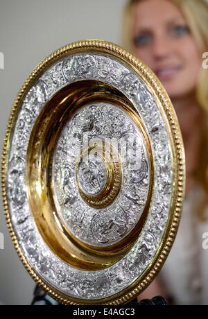 Prague, République tchèque. 7 juillet, 2014. La République tchèque Petra Kvitova pose fièrement avec son deuxième Trophée du simple dames de Wimbledon à Prague, en République tchèque, le 7 juillet 2014. Photo : CTK/Alamy Live News Banque D'Images