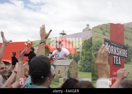 Londres, Royaume-Uni. 7 juillet, 2014. La caravane qui précède la procession, cavaliers et distribuez des articles de souvenirs pour la foule, au cours de l'étape 3 du Tour de France 2014 La course cycliste. Les trois semaines de course démarre au Royaume-Uni pour la première fois depuis 2007, avant de poursuivre en France. Credit : Timothy Budd/Alamy Live News Banque D'Images