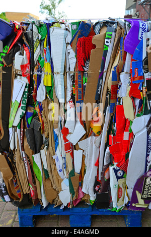 Boîtes de carton empilées pour recyclage, New Malden, quartier de Kingston upon Thames, Greater London, Angleterre, Royaume-Uni Banque D'Images