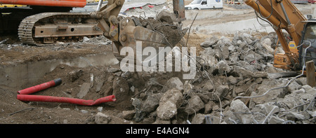 Briser la surface en béton avec un marteau pneumatique et l'excavatrice. Barcelone, Espagne. Banque D'Images