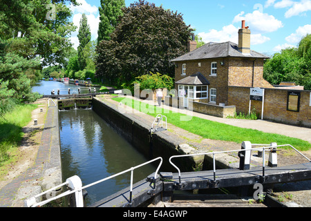 Serrure sur le 88 Uxbridge Grand Union Canal, Uxbridge, Département de Hillington, Greater London, Angleterre, Royaume-Uni Banque D'Images