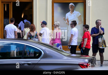 Stand des fans d'une file d'attente pour une conférence de presse de double vainqueur de Wimbledon Petra Kvitova en République tchèque à Prague, en République tchèque, le 7 juillet 2014. (Photo/CTK Michal Kamaryt) Banque D'Images