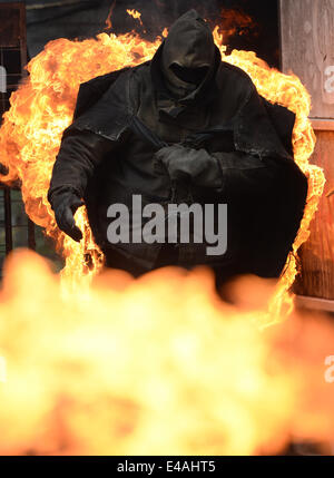 Un cascadeur en feu traverse la soi-disant Vulkan Arena pendant un formidable spectacle à studios Babelsberg à Potsdam, Allemagne, 7 juillet 2014. Le Stunt arena a été construite il y a 15 ans et a montré jusqu'à 3 333 montre avec plus de 5 millions de visiteurs depuis. Photo : Ralf Hirschberger/dpa Banque D'Images