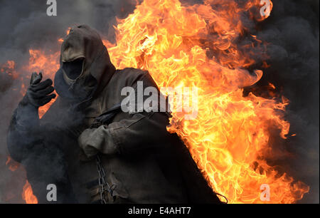 Un cascadeur en feu traverse la soi-disant Vulkan Arena pendant un formidable spectacle à studios Babelsberg à Potsdam, Allemagne, 7 juillet 2014. Le Stunt arena a été construite il y a 15 ans et a montré jusqu'à 3 333 montre avec plus de 5 millions de visiteurs depuis. Photo : Ralf Hirschberger/dpa Banque D'Images