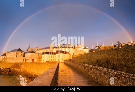 En arc-en-ciel au coucher du soleil, Saint Malo, France, Bretagne Banque D'Images