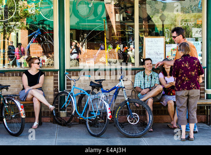 Les visiteurs bénéficiant d'alimentation et boisson au café courants au cours de la petite ville du Festival annuel ArtWalk Banque D'Images