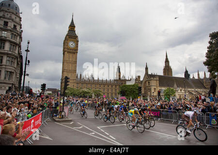 Londres, Royaume-Uni. Lundi 7 juillet 2014. Tour de France passe le Parlement et Big Ben, Westminster, tout en voyageant à travers à la fin de la scène britannique à Londres de finition. Crédit : Michael Kemp/Alamy Live News Banque D'Images