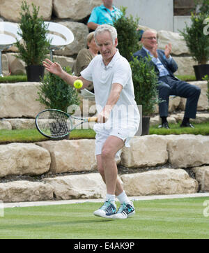 Stuttgart, Allemagne. 07Th Juillet, 2014. Joueur de tennis américain John McEnroe en action contre Stich de l'Allemagne pendant la première fois un match de la coupe de Mercedes a été joué au tennis sur gazon à Stuttgart, Allemagne, 07 juillet 2014. Le tpurnament ATP sera joué sur l'herbe au lieu de l'argile à partir de 2015. Photo : DANIEL MAURER/DPA/Alamy Live News Banque D'Images