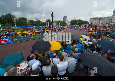 Le Mall, Londres UK. 7 juillet 2014. Des foules immenses attendent l'arrivée du Tour de France les coureurs sur les derniers mètres à l'extérieur de Buckingham Palace, des parasols sont jusqu'à 10 minutes avant la course arrive . Credit : Malcolm Park editorial/Alamy Live News Banque D'Images