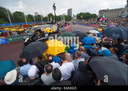 Le Mall, Londres UK. 7 juillet 2014. Des foules immenses attendent l'arrivée du Tour de France les coureurs sur les derniers mètres à l'extérieur de Buckingham Palace, des parasols sont comme le Caravanne arrive . Credit : Malcolm Park editorial/Alamy Live News Banque D'Images