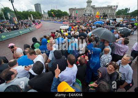 Le Mall, Londres UK. 7 juillet 2014. Des foules immenses attendent l'arrivée du Tour de France les coureurs sur les derniers mètres à l'extérieur de Buckingham Palace, des parasols sont jusqu'à 10 minutes avant la course arrive . Credit : Malcolm Park editorial/Alamy Live News Banque D'Images