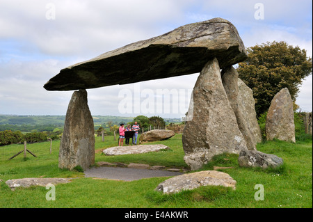 Family Viewing Pentre Ifan chambre funéraire du nord, Pembrokeshire, Pays de Galles au Royaume-Uni. Pierre mégalithe en équilibre sur le haut de 3 autres Banque D'Images