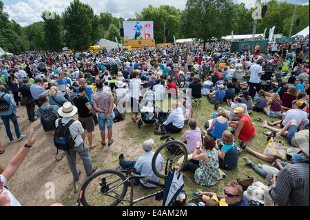 Green Park, London UK. 7 juillet 2014. Des foules immenses attendent l'arrivée du Tour de France les coureurs, regarder la course sur un écran géant dans Green Park . Credit : Malcolm Park editorial/Alamy Live News Banque D'Images