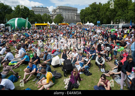 Green Park, London UK. 7 juillet 2014. Des foules immenses attendent l'arrivée du Tour de France les coureurs, regarder la course sur un écran géant dans Green Park . Credit : Malcolm Park editorial/Alamy Live News Banque D'Images