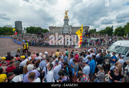 Buckingham Palace, Londres. 7 juillet 2014. Des foules immenses attendent l'arrivée du Tour de France les coureurs, le remplissage du rond-point de l'Édifice commémoratif Victoria à l'extérieur du palais. Credit : Malcolm Park editorial/Alamy Live News Banque D'Images