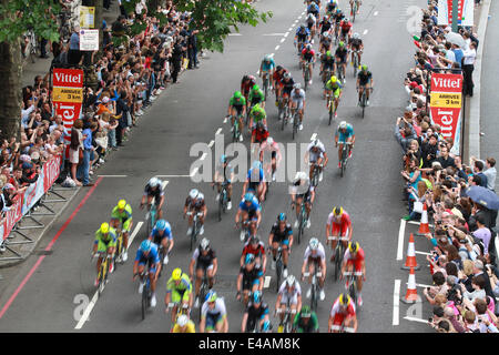 Londres, Royaume-Uni, le 7 juillet 2014. Tour de France passe sous le pont de Waterloo à Londres sur la phase 3 de l'excursion. © WFPA/Alamy Live N Banque D'Images