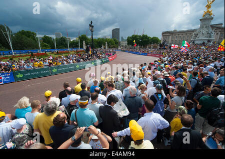 Buckingham Palace, Londres. 7 juillet 2014. Des foules immenses attendent l'arrivée du Tour de France les coureurs, le remplissage du rond-point de l'Édifice commémoratif Victoria à l'extérieur du palais. Credit : Malcolm Park editorial/Alamy Live News Banque D'Images