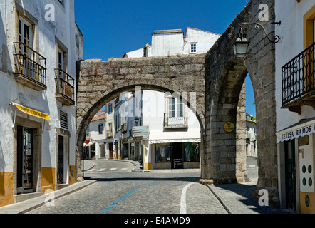 Le Portugal, l'Alentejo, Evora, une rue de la vieille ville, les bâtiments historiques et les voûtes médiévales Banque D'Images