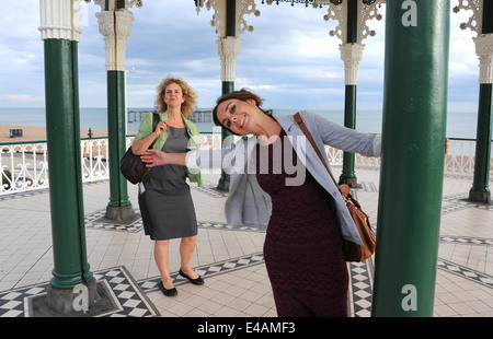 Jeune femme et sa mère au kiosque le front de mer de Brighton UK Banque D'Images