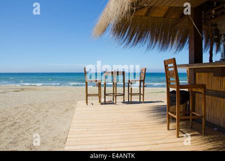 Terrasse de café sur la plage Rio Real, luxury beach propriété près de Marbella. Costa del sol. L'Espagne. Banque D'Images