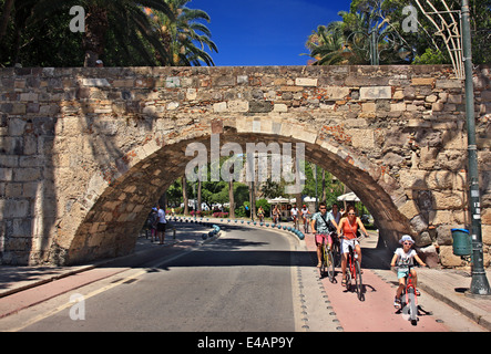 Le pont du château de Neratzia et les Palmiers Avenue, Kos Town, Kos island, îles du Dodécanèse, Mer Égée, Grèce. Banque D'Images