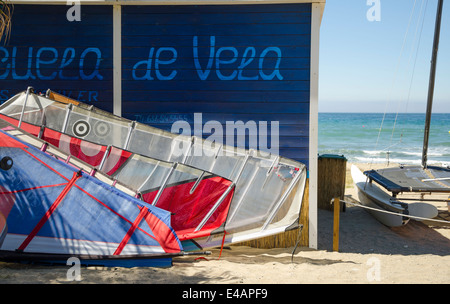 Voiles de planche à voile et catamaran en face de l'école de surf, sur la plage en Espagne Banque D'Images