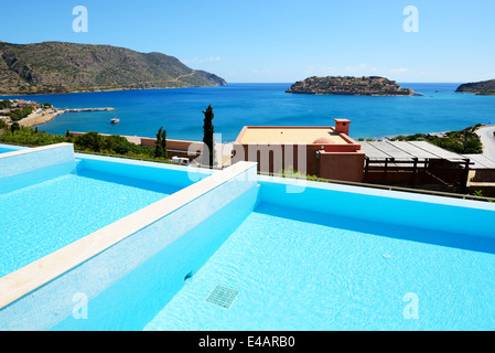 La piscine de l'hôtel de luxe avec vue sur l'île de Spinalonga, la Crète, Grèce Banque D'Images
