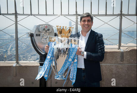Manhattan, New York, USA. 7 juillet, 2014. L'ex-joueur de l'équipe nationale masculine et Manchester City player Claudio Reyna hisse le 2014 Barclay's Premiere League Trophy, remporté par Manchester City, sur l'Empire State Building, l'Observatoire du 86e étage du lundi 7 juillet 2014. Credit : Bryan Smith/ZUMA/Alamy Fil Live News Banque D'Images