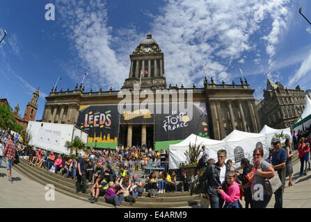 Spectateurs regardant le départ du tour de France sur les marches de l'hôtel de ville de Leeds Yorkshire Royaume Uni Banque D'Images