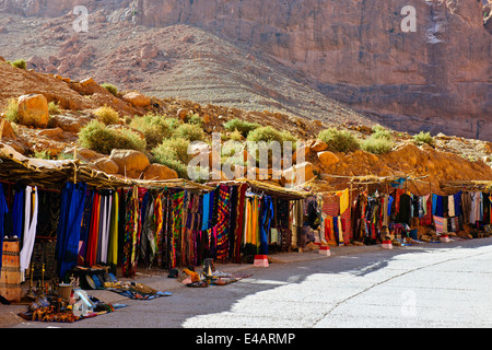 Aspects de la Gorges du Todgha, route goudronnée,Hôtels,randonnées,Vendeurs,tapis,4 roues motrices,randonneurs, alpinistes, des falaises,Maroc Banque D'Images