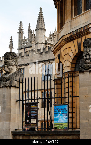 Figure têtes à le Sheldonian Theatre d'Oxford Banque D'Images