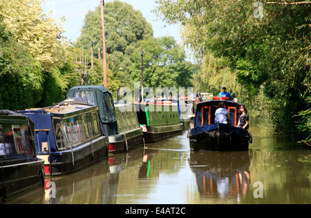 Narrowboats sur le canal près de Oxford Thrupp, dans l'Oxfordshire Banque D'Images