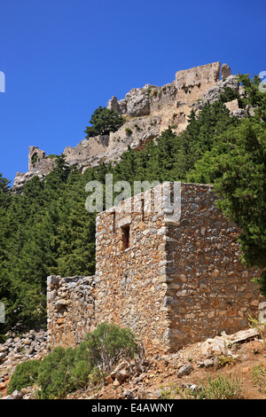 Vieille maison à l'ancien village abandonné de Pyli. Dans l'arrière-plan le château de Pyli, île de Kos, Dodecanese, en Grèce. Banque D'Images