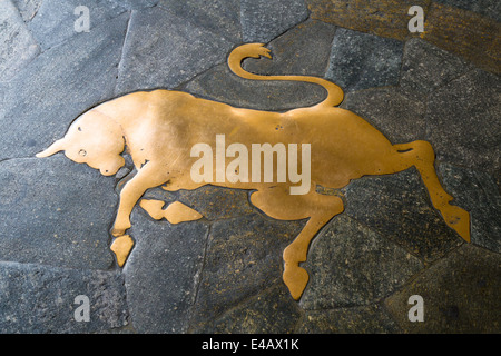 Symbole de la ville de Turin - le taureau omniprésent. En laiton dans le pavé de pierre à l'extérieur de la Caffe Torino, Piazza San Carlo, Turin, Piémont, Italie. Banque D'Images