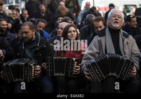 Buenos Aires, Argentine. 7 juillet, 2014. Bandonéonistes effectuer un tango au cours de l'hommage pour le 100 anniversaire de la naissance de bandonéoniste argentin Anibal Troilo dans Piazzolla Plaza, Buenos Aires, capitale de l'Argentine, le 7 juillet 2014. Autour de 100 bandonéonistes ont participé à l'hommage à Anibal Troilo, qui était administrateur, compositeur et interprète du bandonéon. © Martin Zabala/Xinhua/Alamy Live News Banque D'Images