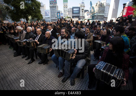 Buenos Aires, Argentine. 7 juillet, 2014. Bandonéonistes effectuer un tango au cours de l'hommage pour le 100 anniversaire de la naissance de bandonéoniste argentin Anibal Troilo dans Piazzolla Plaza, Buenos Aires, capitale de l'Argentine, le 7 juillet 2014. Autour de 100 bandonéonistes ont participé à l'hommage à Anibal Troilo, qui était administrateur, compositeur et interprète du bandonéon. © Martin Zabala/Xinhua/Alamy Live News Banque D'Images