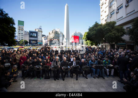 Buenos Aires, Argentine. 7 juillet, 2014. Bandonéonistes effectuer un tango au cours de l'hommage pour le 100 anniversaire de la naissance de bandonéoniste argentin Anibal Troilo dans Piazzolla Plaza, Buenos Aires, capitale de l'Argentine, le 7 juillet 2014. Autour de 100 bandonéonistes ont participé à l'hommage à Anibal Troilo, qui était administrateur, compositeur et interprète du bandonéon. © Martin Zabala/Xinhua/Alamy Live News Banque D'Images