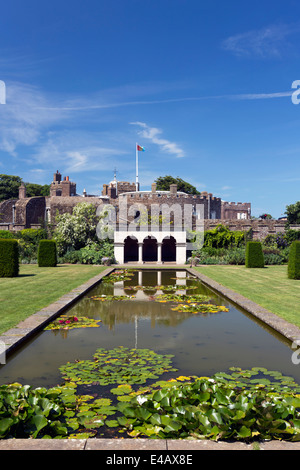 Étang et Jardin Rose château Walmer Résidence officielle du Lord Warden of the Cinque Ports Banque D'Images