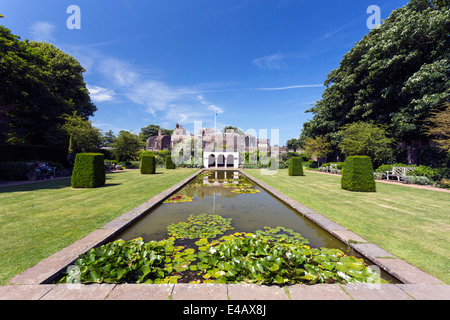 Étang et Jardin de roses Walmer Château Résidence officielle du Lord Warden of the Cinque Ports Banque D'Images