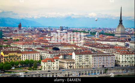 Vue de la ville de Turin, Italie du Convento Monte dei Cappuccini. À droite, la flèche de la Mole Antonelliana avec un ballon à air chaud à sa gauche. Les Alpes s'élèvent dans l'arrière-plan. Banque D'Images