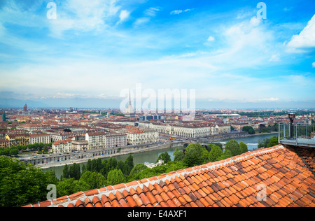 Turin, Italie depuis la plateforme de visualisation du Club alpin italien (CAI) sur le Convento Monte dei Cappuccini. Les Alpes sont juste visibles en arrière-plan. Banque D'Images