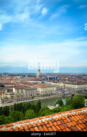 Turin, Italie depuis la plateforme de visualisation du Club alpin italien (CAI) sur le Convento Monte dei Cappuccini. Les Alpes sont juste visibles en arrière-plan. Banque D'Images