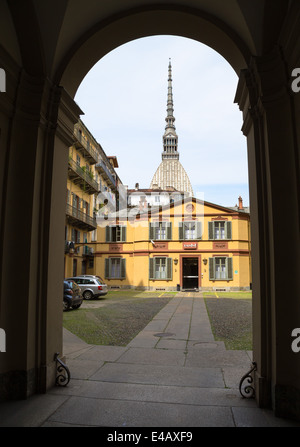 Flèche de la Mole Antonelliana, encadré par une arcade sur la Via Po, Turin, Italie. Banque D'Images