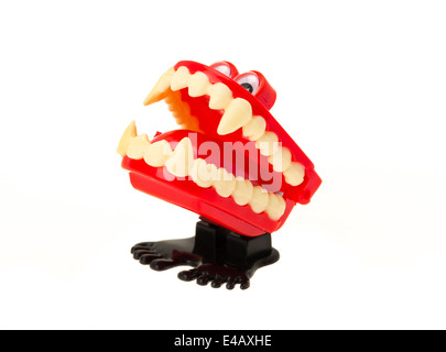 Une liquidation de clockwork toy dents bavardages drôle - studio photo avec un fond blanc Banque D'Images