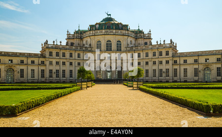 Façade principale du pavillon de chasse de Stupinigi, dans la banlieue de Turin, Italie. Banque D'Images